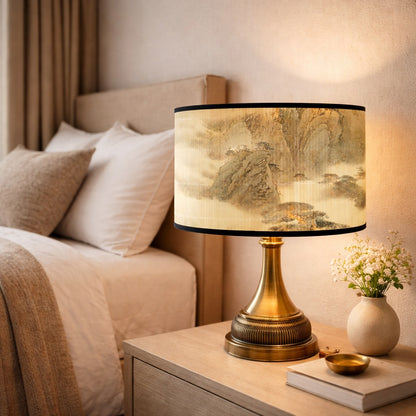 Abat-jour lampe design posé sur une lampe de chevet, abat-jour design créant une lumière douce et relaxante