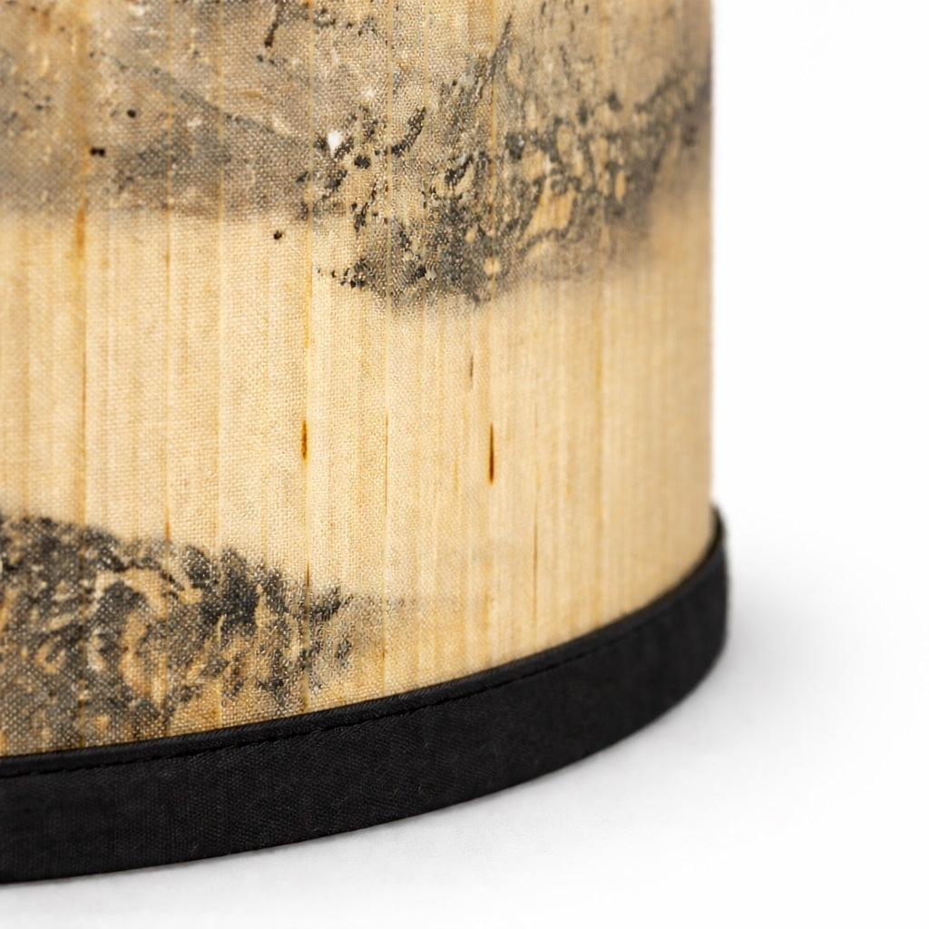 Gros plan sur tissu d’abat-jour lampe à motif paysage, abat-jour design texturé à finition noire