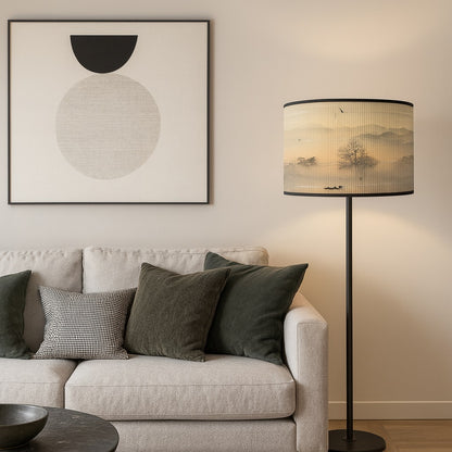 Abat-jour décoratif sur lampadaire noir, parfait pour sublimer un salon avec un abat-jour artistique et apaisant.
