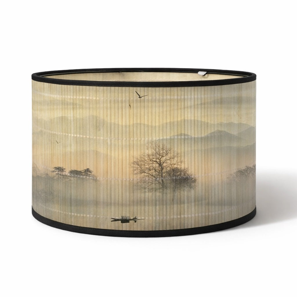 Abat-jour aux tons brumeux et paysage peint, idéal comme abat-jour lampadaire pour une ambiance douce et poétique.