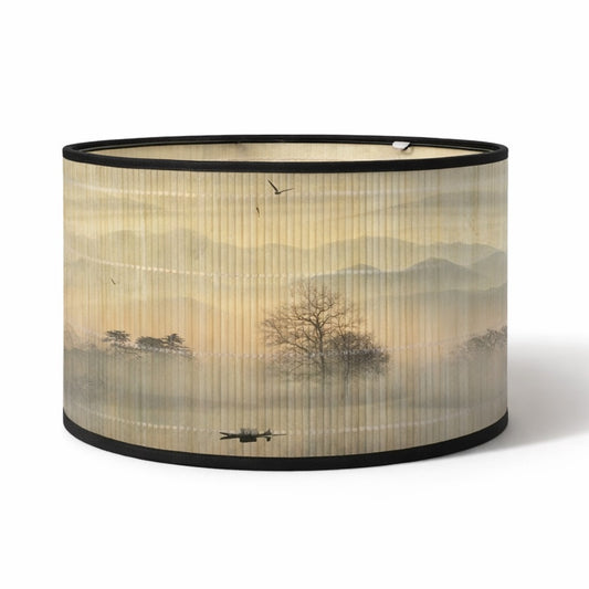Abat-jour aux tons brumeux et paysage peint, idéal comme abat-jour lampadaire pour une ambiance douce et poétique.
