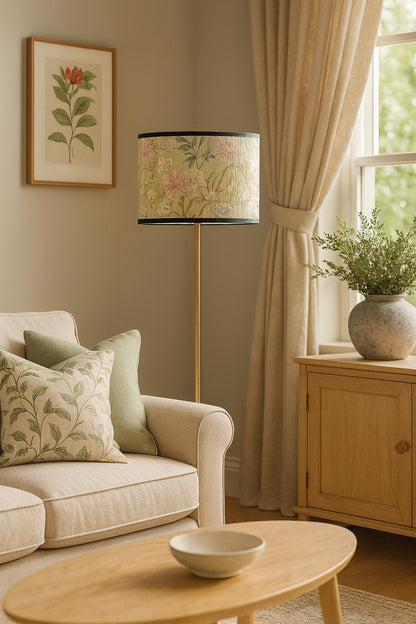 Abat-jour fleuri pour lampe sur pied en bambou, décoration élégante et naturelle.