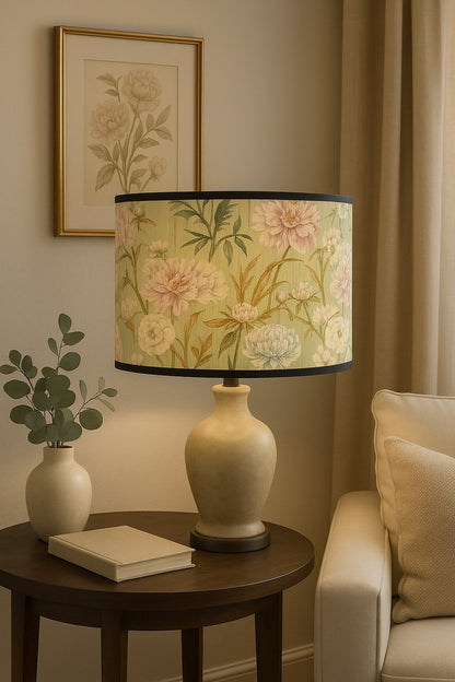 Lampe avec abat-jour floral en bambou, ambiance douce et chaleureuse.