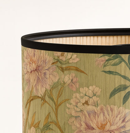 Zoom sur abat-jour bambou Sweet Flowers, détail floral raffiné pour lampe.