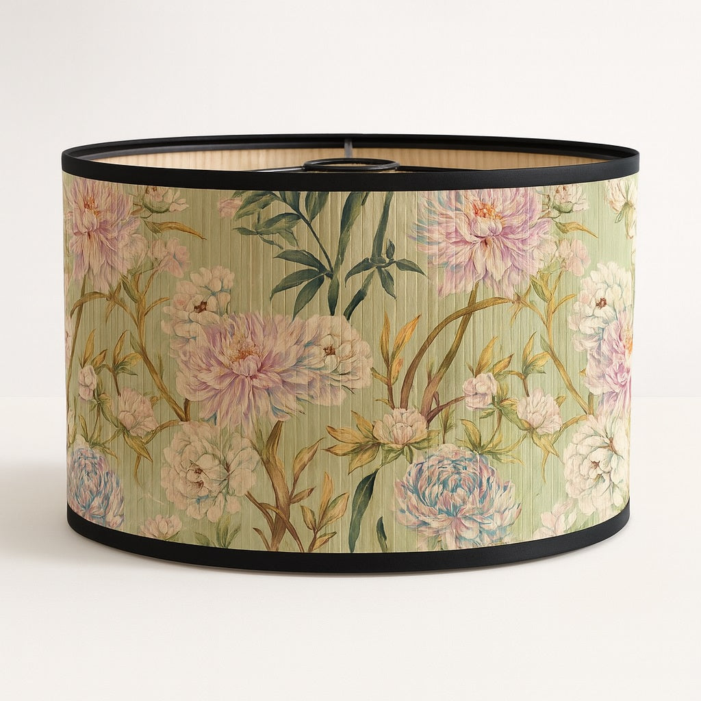 Abat-jour en bambou avec motif floral pastel sur fond vert – forme tambour compatible E27, lumière douce et déco romantique.