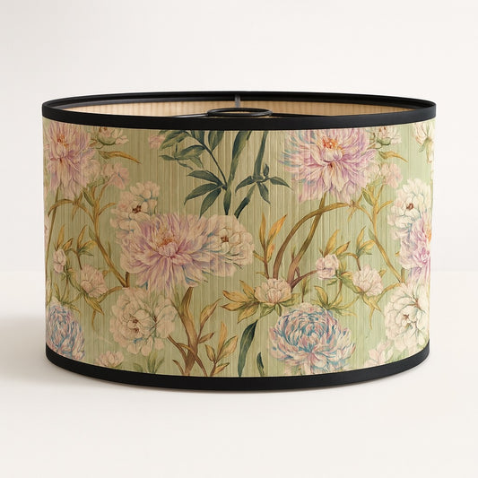 Abat-jour en bambou avec motif floral pastel sur fond vert – forme tambour compatible E27, lumière douce et déco romantique.