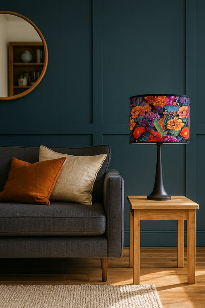 Lampe avec abat-jour violet fleuri en bambou, décoration élégante et colorée.