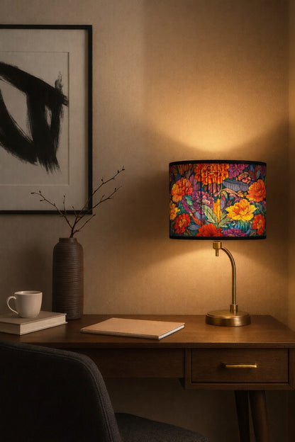 Lampe de bureau avec abat-jour violet floral, ambiance chaleureuse et moderne.