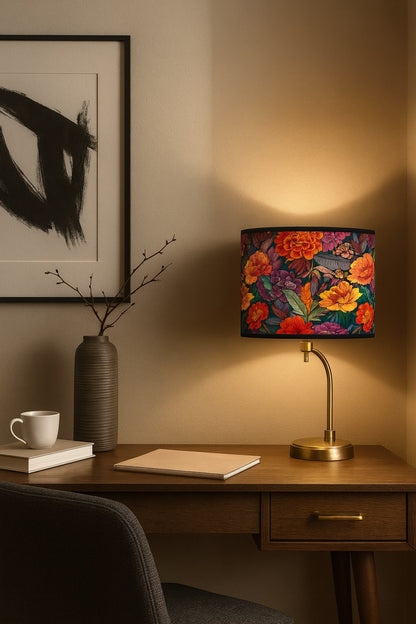 Lampe de bureau avec abat-jour violet floral, ambiance chaleureuse et moderne.