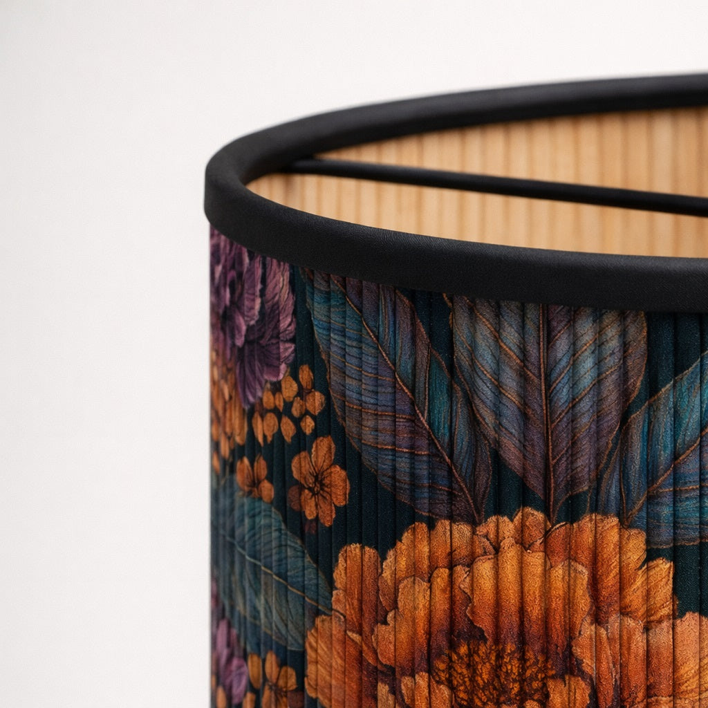 Zoom sur abat-jour violet en bambou, détails floraux colorés pour lampe design.