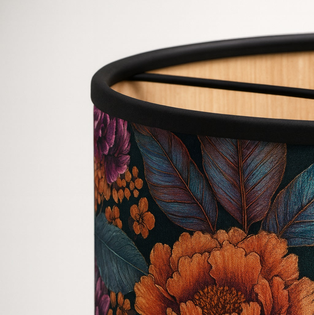 Zoom sur abat-jour violet en bambou, détails floraux colorés pour lampe design.