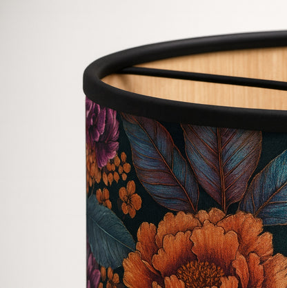 Zoom sur abat-jour violet en bambou, détails floraux colorés pour lampe design.