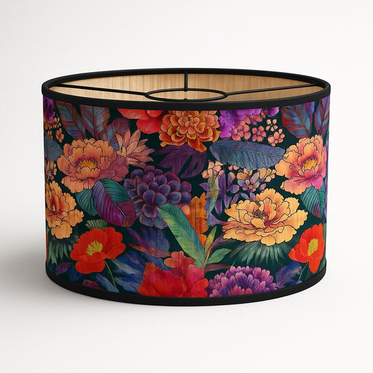 Abat-jour tambour en bambou avec fleurs éclatantes sur fond noir – pour lampe E27, lumière douce et ambiance florale expressive.