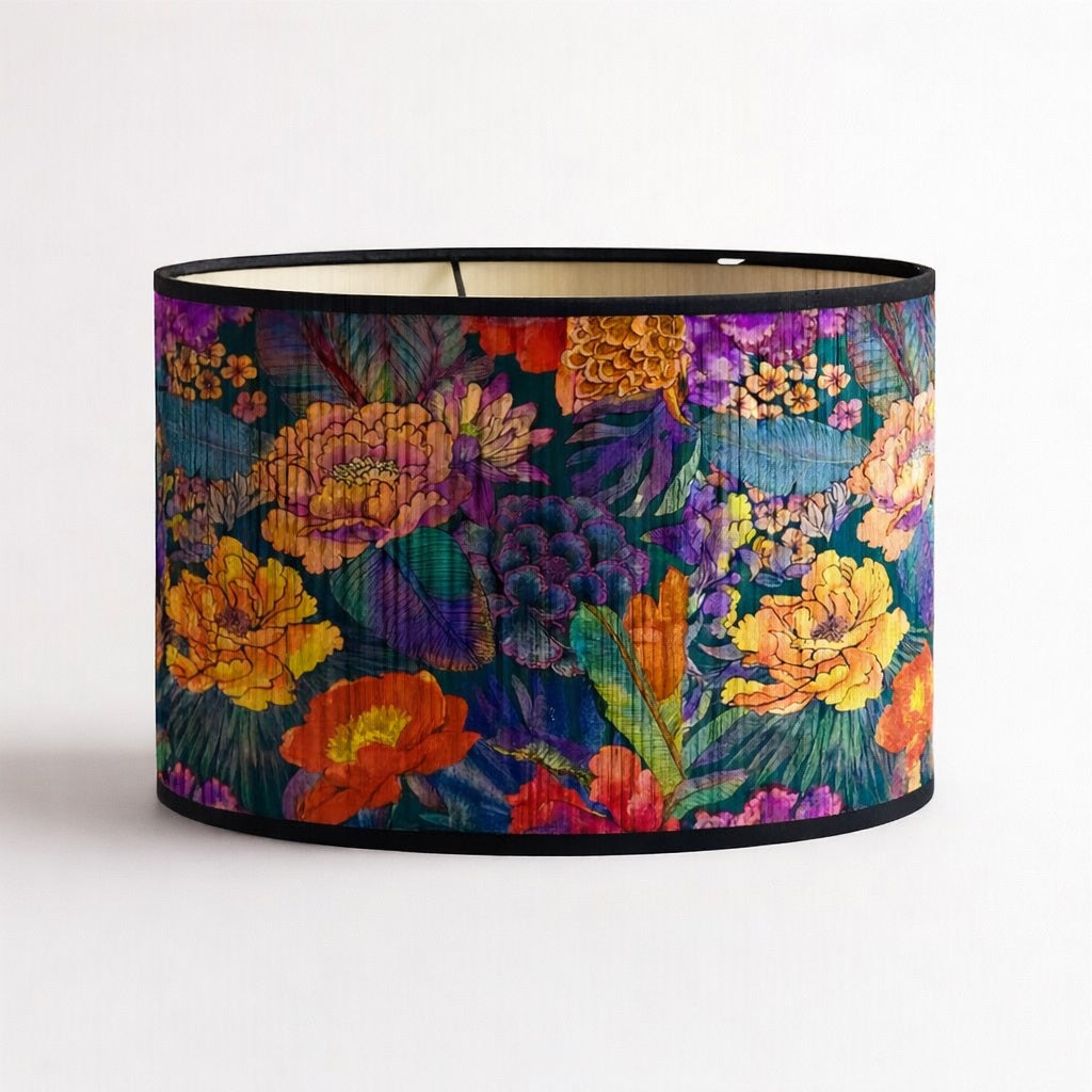 Abat-jour cylindrique en bambou à lames verticales, motif floral multicolore, finition noire, photo produit sur fond blanc.