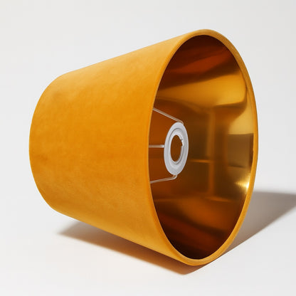 Abat-jour en velours jaune conique, intérieur doré brillant et structure métallique adaptée douille E27.
