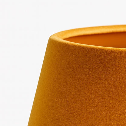Abat-jour conique en velours jaune moutarde, design moderne et texture douce pour éclairage intérieur élégant.