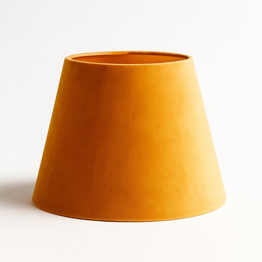 Abat-jour conique en velours jaune moutarde, design sobre et élégant, idéal pour salon ou chambre.