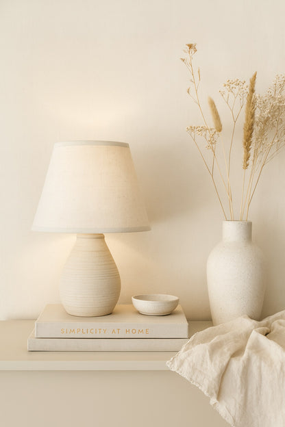 Lampe de chevet en céramique avec abat-jour en lin, diffuse une lumière douce pour une ambiance cosy.