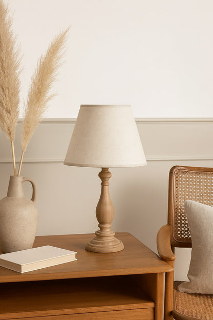 Lampe de chevet en bois avec abat-jour en lin clair, déco naturelle et chaleureuse pour chambre ou salon.