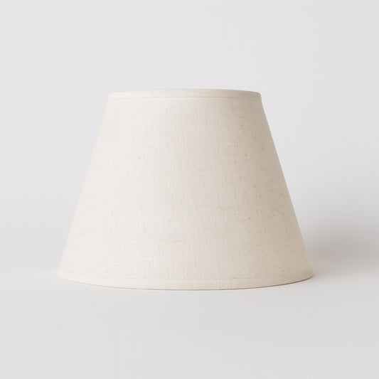 Abat-jour conique en lin blanc cassé, élégant et intemporel, parfait pour lampe de chevet ou lampadaire.