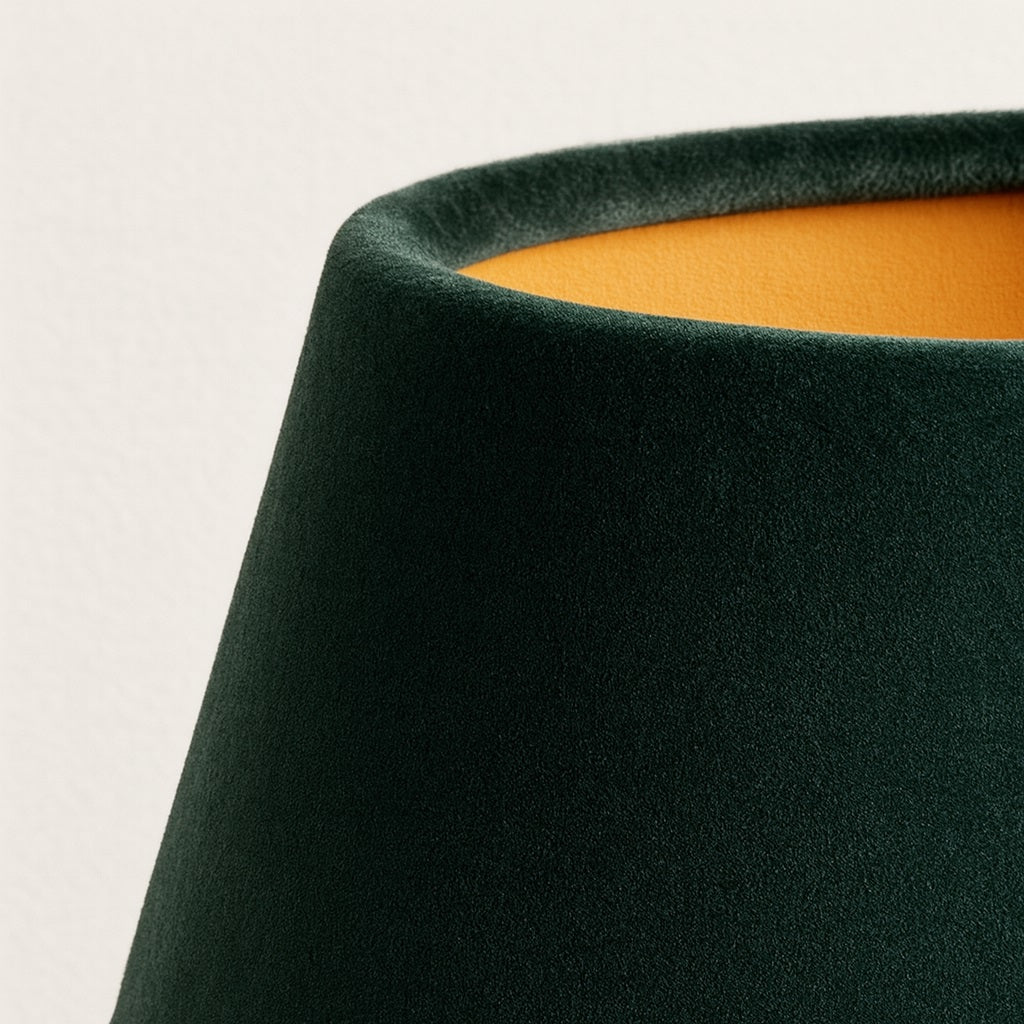 Abat-jour conique en velours vert émeraude, au style raffiné et moderne pour sublimer votre intérieur.