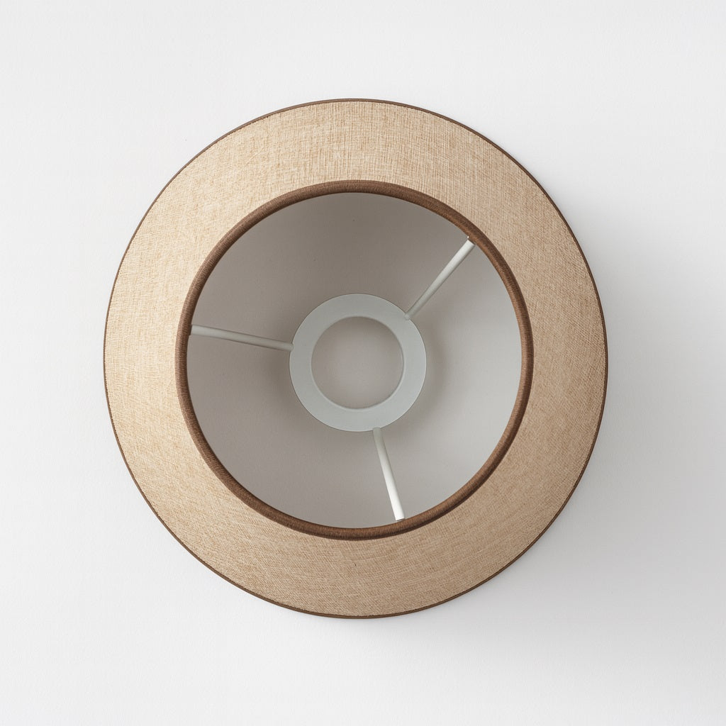 Vue intérieure d’un abat-jour en lin conique, montage simple et design élégant pour lampe de chevet.