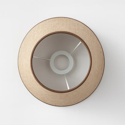 Vue intérieure d’un abat-jour en lin conique, montage simple et design élégant pour lampe de chevet.