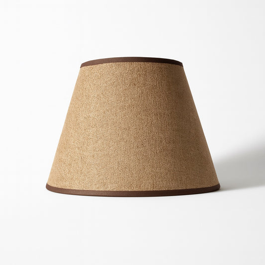 Abat-jour conique en lin naturel, accessoire élégant et intemporel pour lampe de chevet ou lampadaire.