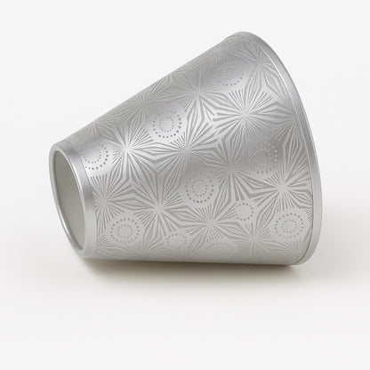 Abat-jour conique argenté posé sur le côté, abat-jour lampe de chevet à motifs géométriques.