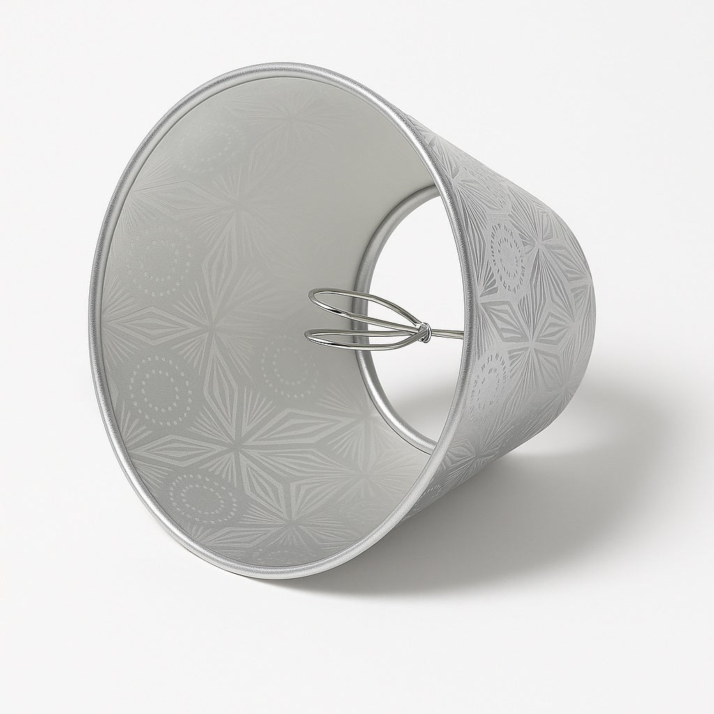 Intérieur argent d’un abat-jour conique, abat-jour lampe de chevet décoratif avec pince métallique.