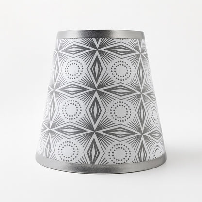 Abat-jour conique argent aux motifs graphiques, abat-jour lampe de chevet élégant pour déco moderne.