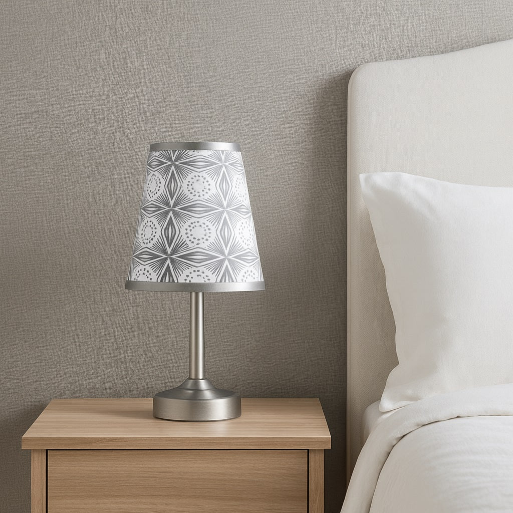 Abat-jour lampe de chevet argenté, abat-jour conique à motifs apportant une touche moderne à la chambre.