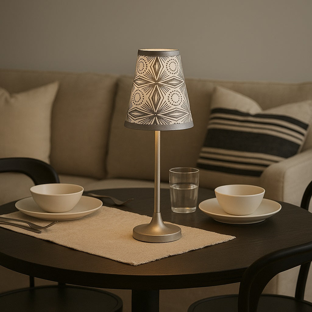 Abat-jour conique argent allumé, abat-jour lampe de chevet décoratif créant une ambiance chaleureuse.