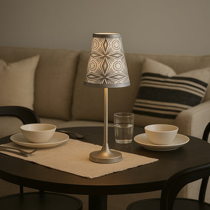 Abat-jour conique argent allumé, abat-jour lampe de chevet décoratif créant une ambiance chaleureuse.