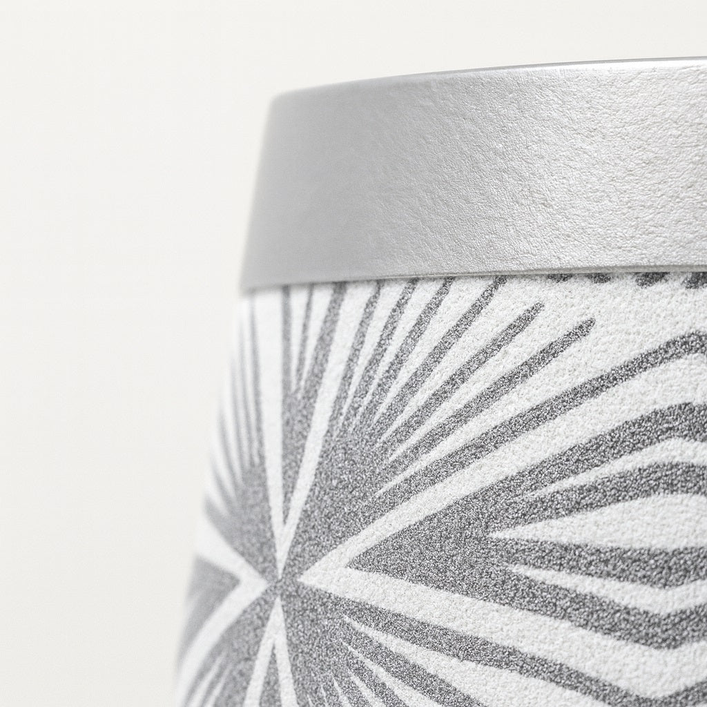 Zoom texture argentée d’un abat-jour conique, abat-jour lampe de chevet aux motifs raffinés.