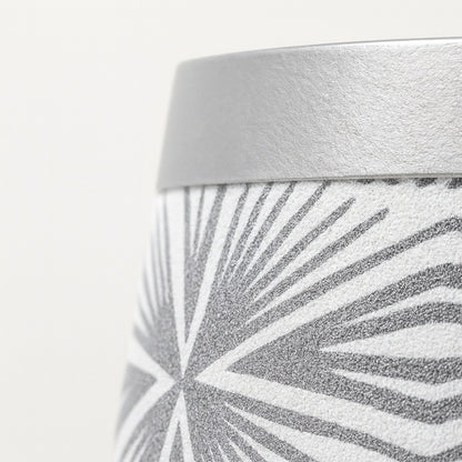 Zoom texture argentée d’un abat-jour conique, abat-jour lampe de chevet aux motifs raffinés.