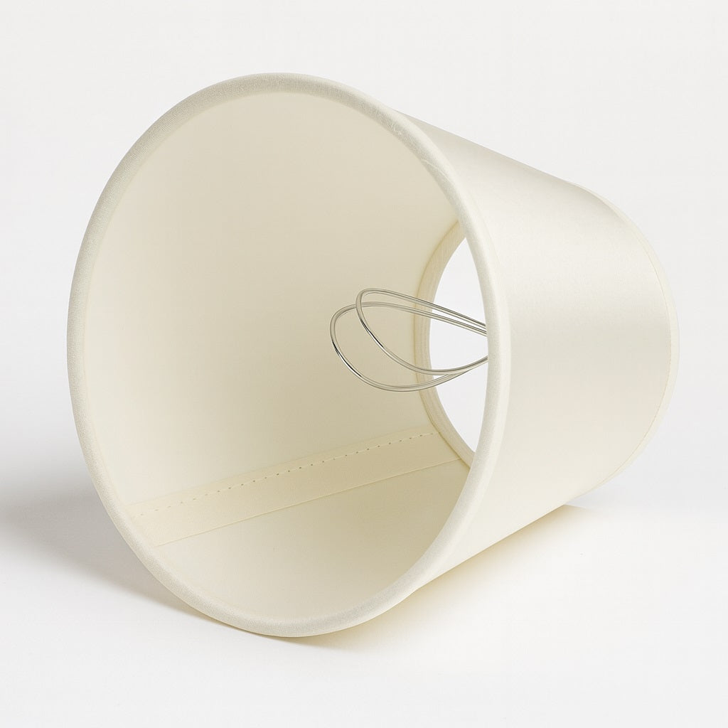 Intérieur d’un abat-jour conique blanc avec pince, abat-jour lampe de chevet élégant pour éclairage diffus.