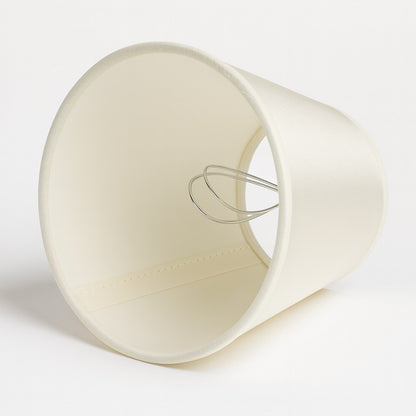 Intérieur d’un abat-jour conique blanc avec pince, abat-jour lampe de chevet élégant pour éclairage diffus.