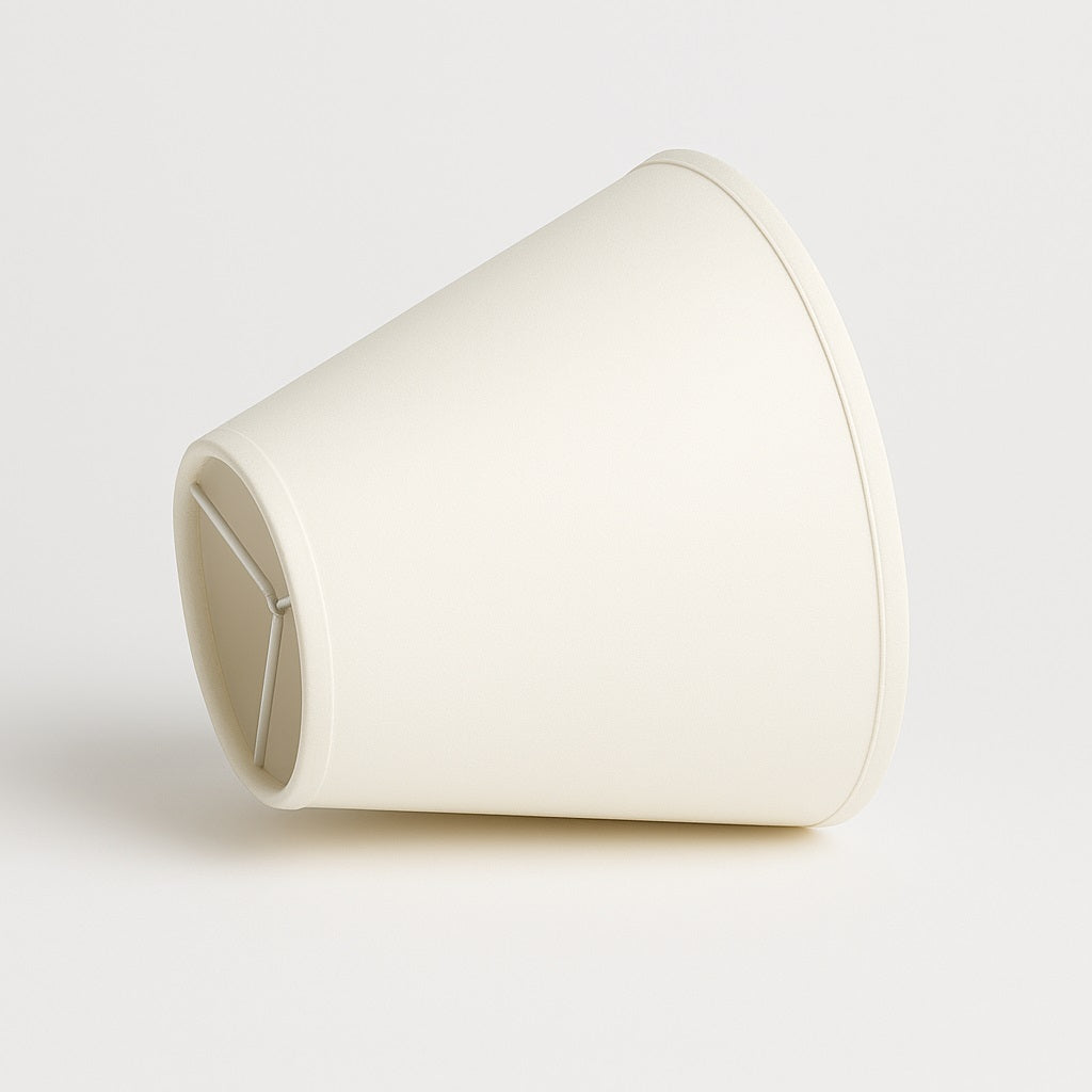 Abat-jour conique blanc posé sur le côté, abat-jour lampe de chevet en tissu pour déco lumineuse.
