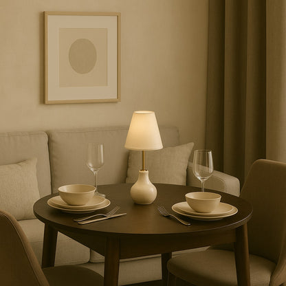 Abat-jour conique éclairant une table, abat-jour lampe de chevet créant une ambiance chaleureuse dans la salle à manger.