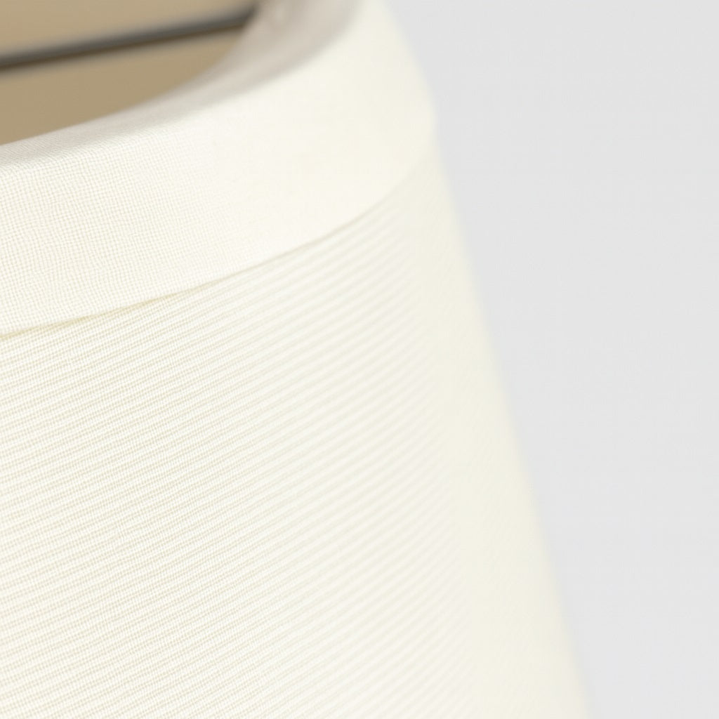 Zoom texture blanc d’un abat-jour conique, abat-jour lampe de chevet élégant au tissu fin et lumineux.