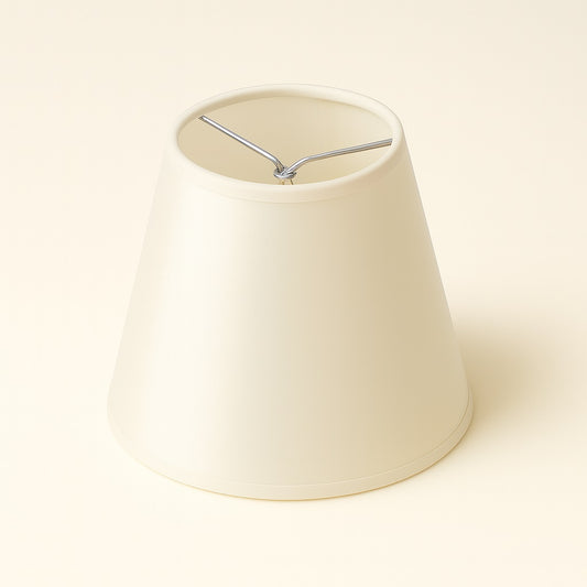 Abat-jour conique blanc avec fixation pince flamme, tissu mat, idéal pour lampe de chevet ou applique murale.
