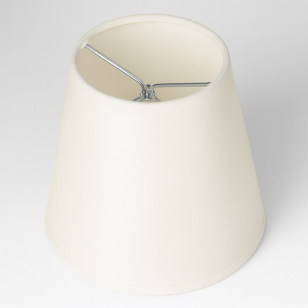 Structure intérieure d’un abat-jour conique blanc, abat-jour lampe de chevet pour éclairage raffiné.