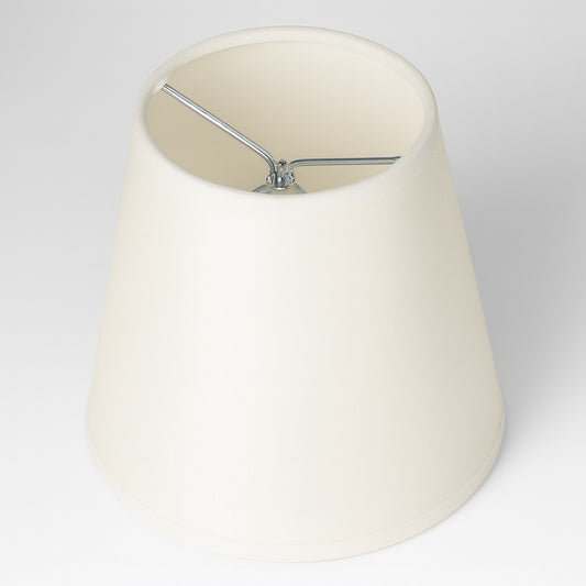 Structure intérieure d’un abat-jour conique blanc, abat-jour lampe de chevet pour éclairage raffiné.