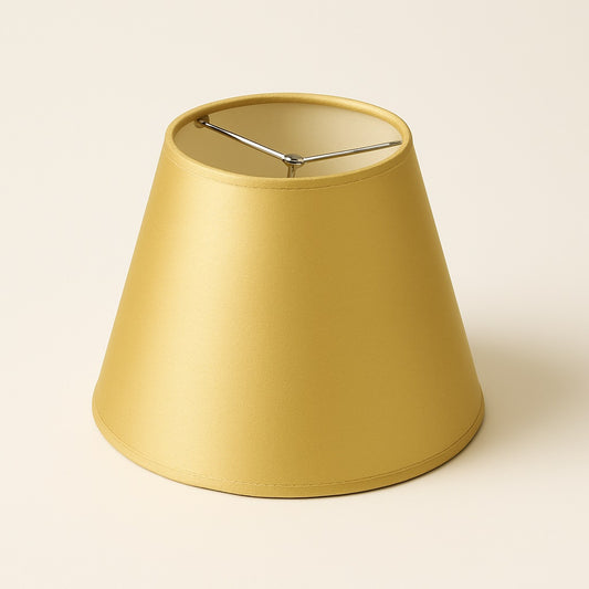 Abat-jour conique doré à pince flamme, finition lisse, idéal pour lampe de chevet ou suspension – style moderne élégant.
