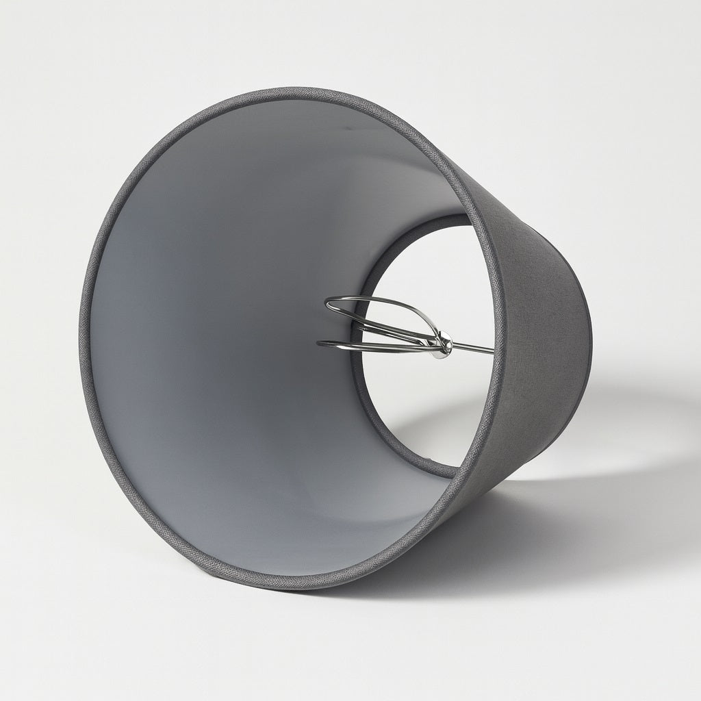 Intérieur gris d’un abat-jour conique avec pince flamme, abat-jour lampe de chevet pour lumière douce.