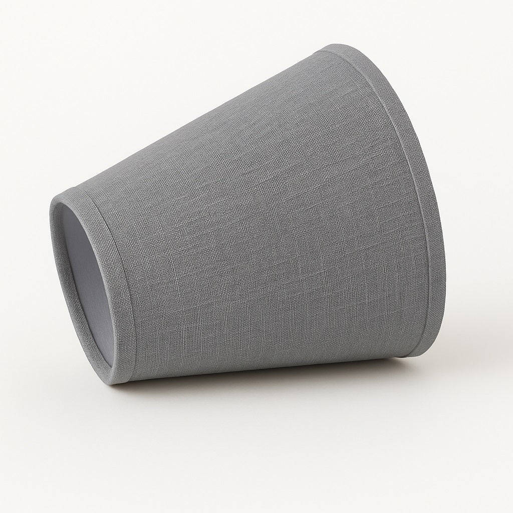 Abat-jour conique gris posé sur le côté, abat-jour lampe de chevet en tissu raffiné.