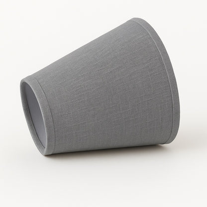 Abat-jour conique gris posé sur le côté, abat-jour lampe de chevet en tissu raffiné.