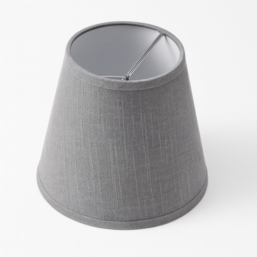 Abat-jour conique gris avec fixation métallique, abat-jour lampe de chevet moderne en tissu texturé.