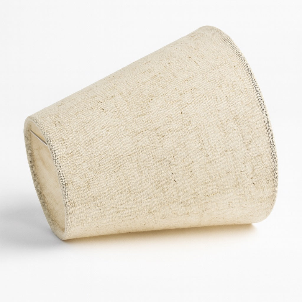 Abat-jour conique en lin vu de côté, abat-jour lampe de chevet naturel pour ambiance chaleureuse.